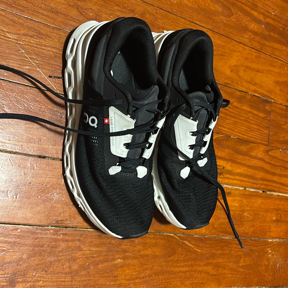 Women’s On Cloudstratus running shoes size 8.5